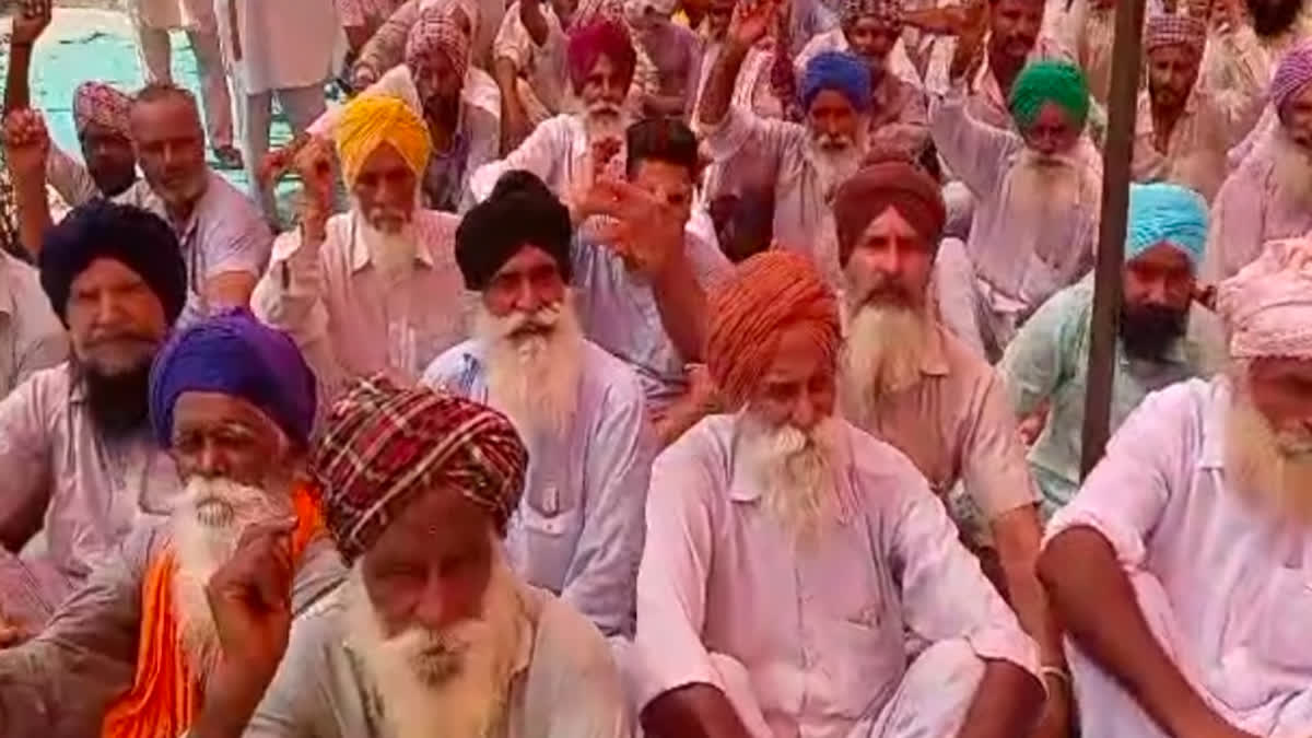 protest against smart meters, Farmers staged a dharna in front of the Powercom office in Barnala