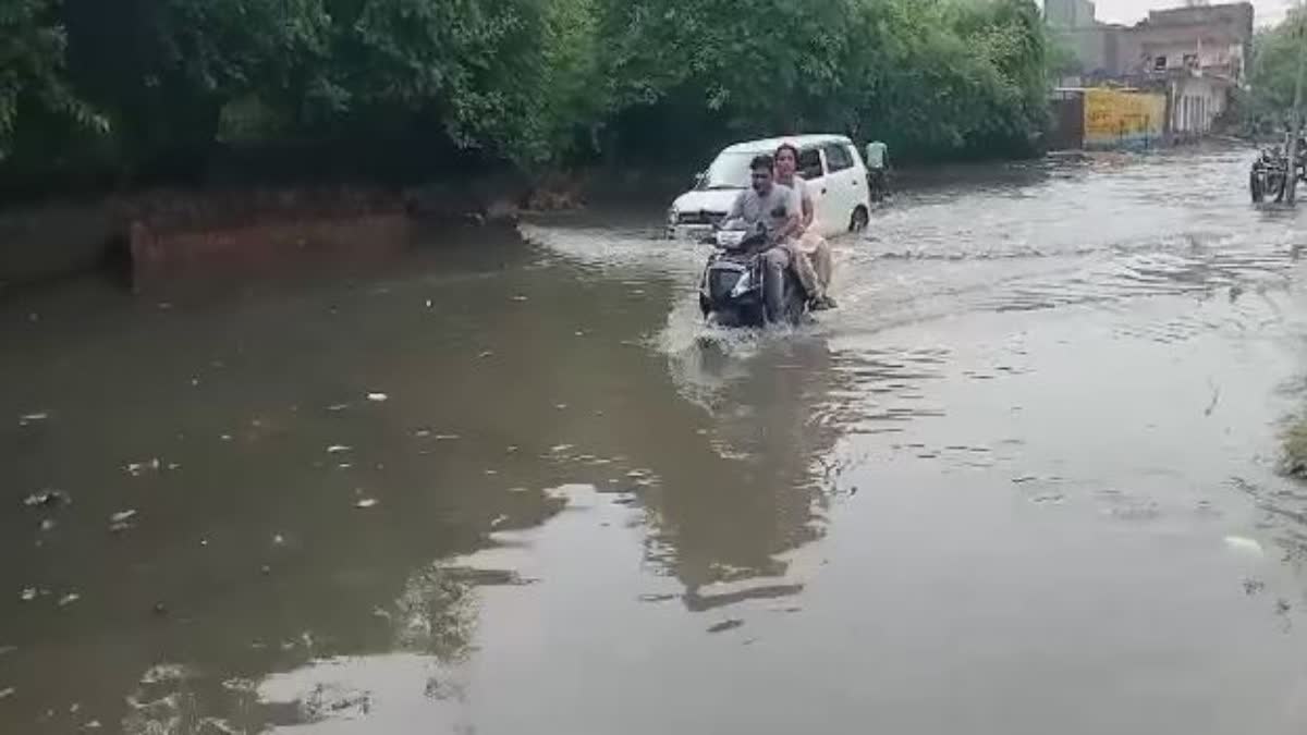 बारिश की वजह दिल्ली के कई इलाके तालाब में तब्दील