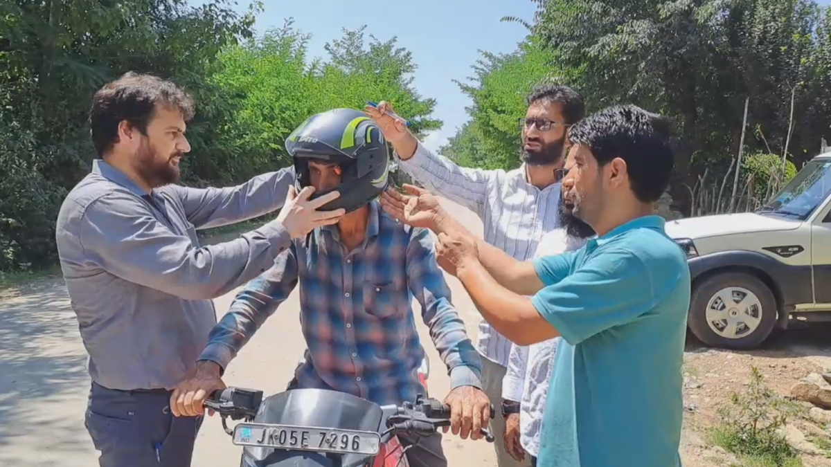 helmets-distributed-among-commuters-by-arto-baramulla