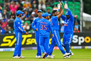 Bumrah led India beat Ireland in rain  curtailed T20I match  India lead series 1  ಭಾರತ ಐರ್ಲೆಂಡ್​ ಪಂದ್ಯಕ್ಕೆ ಮಳೆರಾಯನ ಅಡ್ಡಿ  ಭಾರತಕ್ಕೆ 2 ರನ್​ಗಳ ರೋಚಕ ಗೆಲುವು  ಭಾರತ ತಂಡ ಮೊದಲ ಟಿ20ಯಲ್ಲಿ ಭರ್ಜರಿ ಗೆಲುವು  ಐರ್ಲೆಂಡ್ ವಿರುದ್ಧದ ಟಿ20 ಸರಣಿ  ವಿಲೇಜ್​ ಮೈದಾನದಲ್ಲಿ ನಡೆದ ಸರಣಿಯ ಮೊದಲ ಟಿ20 ಪಂದ್ಯ  ಐರ್ಲೆಂಡ್​ ವಿರುದ್ಧ ಭಾರತ ತಂಡ 2 ರನ್​ಗಳ ರೋಚಕ ಜಯ