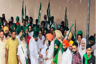 In Barnala, farmers' organizations staged a dharna in front of MLA Pandori's house