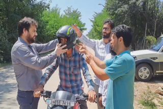 helmets-distributed-among-commuters-by-arto-baramulla