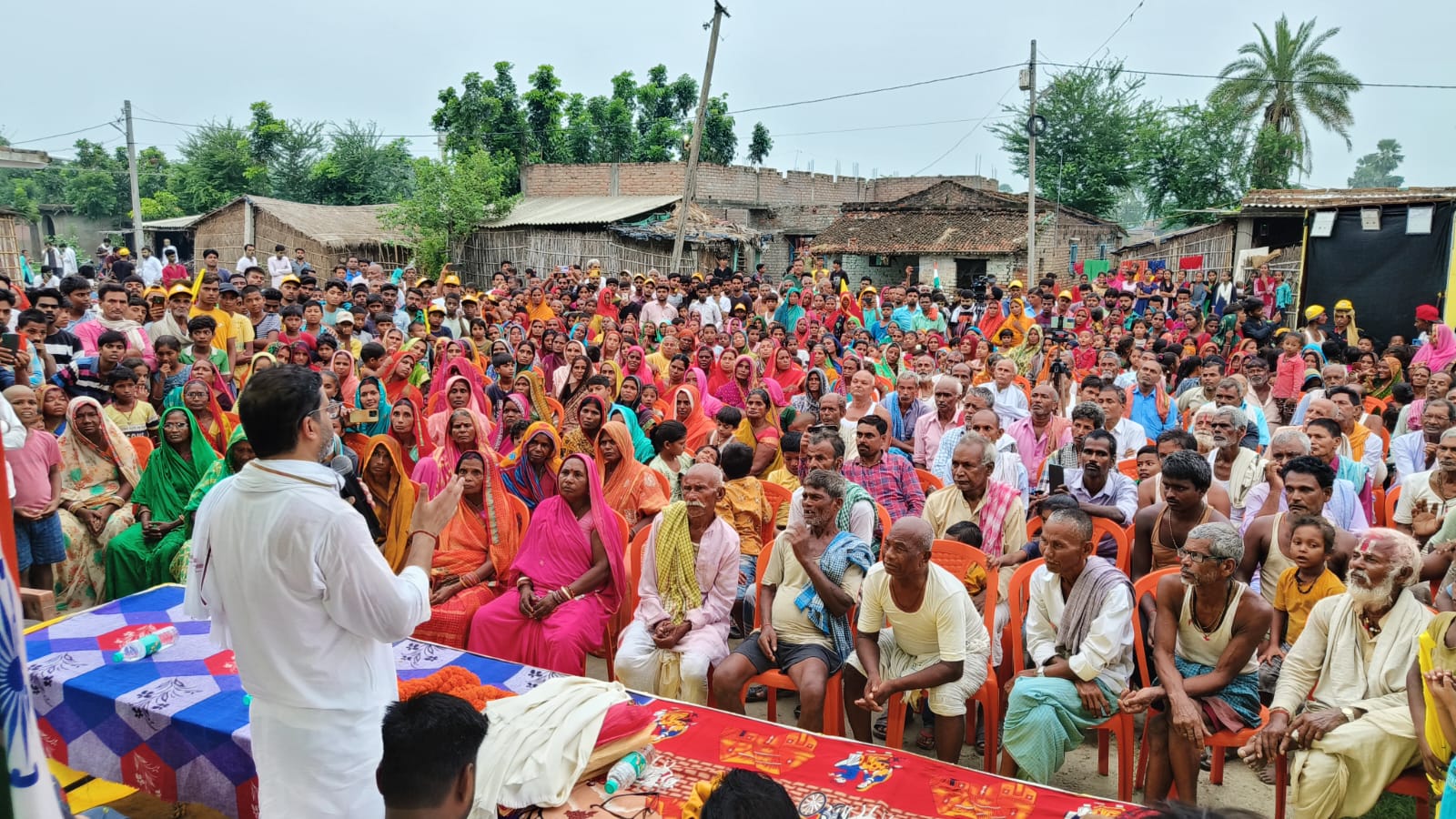 लोगों को संबोधित करते हुए प्रशांत किशोर