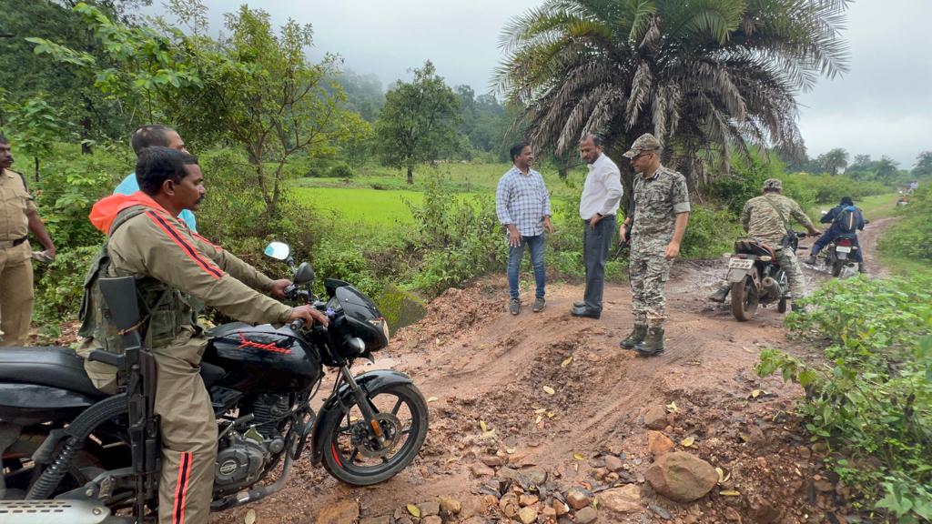 सड़क का जायजा लेते कलेक्टर विजय दयाराम