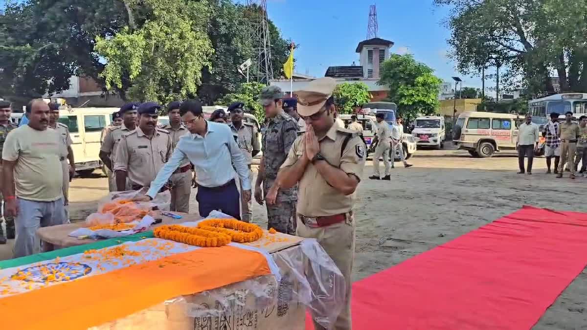 चौकीदार को पुलिस लाइन में दी गयी श्रद्धांजलि