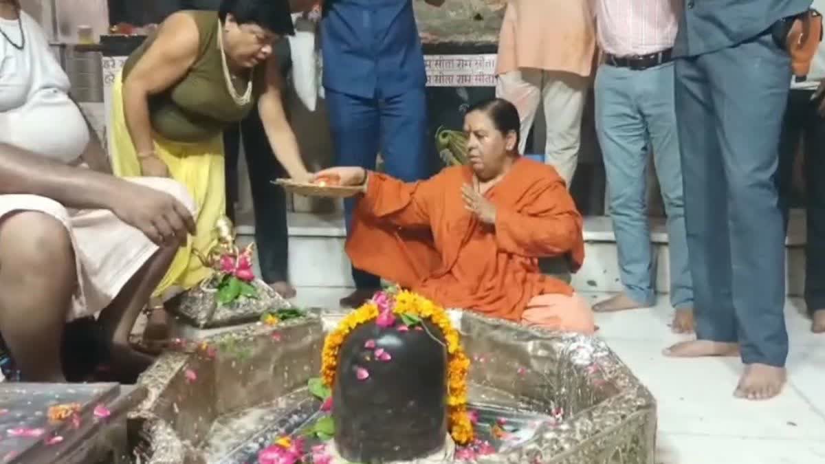 MP की पूर्व मुख्यमंत्री उमा भारती ने मथुरा में मंदिरों में की पूजा.