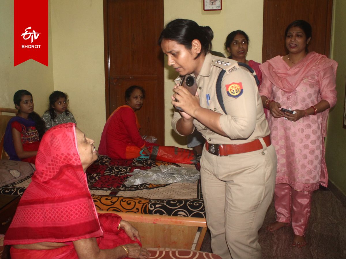 अनशन पर बैठीं महंत की पत्नी को समझातीं डीसीपी प्रज्ञा पाठक.