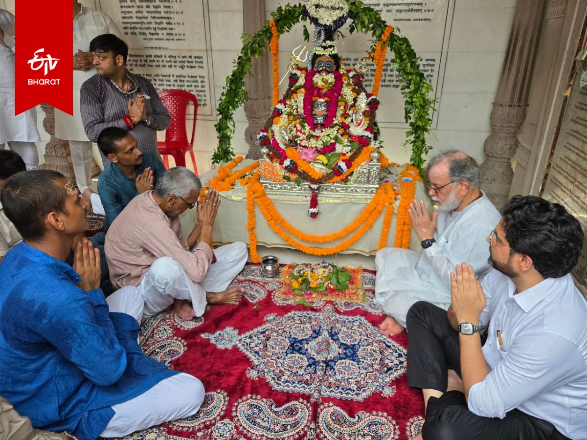 आवास पर सांकेतिक पूजा करते महंत परिवार के सदस्य.