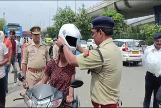 रक्षाबंधन पर नोएडा ट्रैफिक पुलिस ने बांटे हेलमेट.