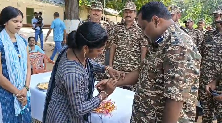 sisters of Naxalgarh tied Rakhi