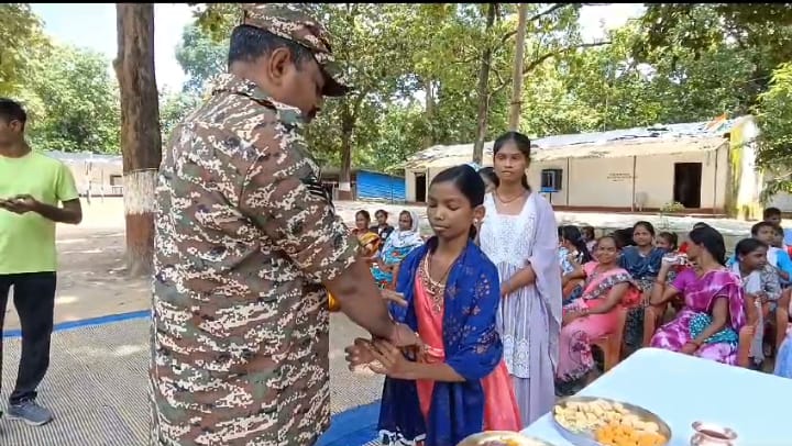 sisters of Naxalgarh tied Rakhi