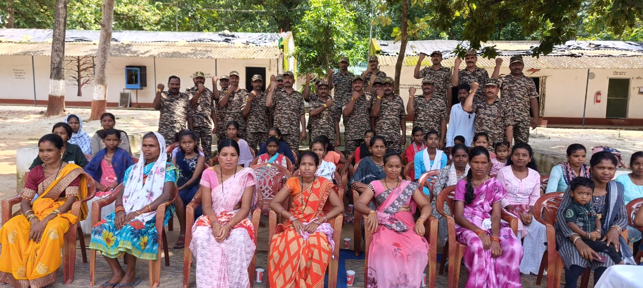 sisters of Naxalgarh tied Rakhi