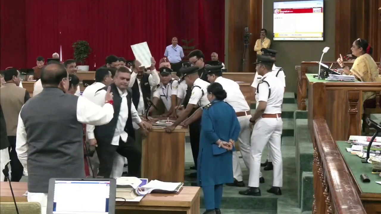 CONGRESS MIC THROWN IN GAISAIN
