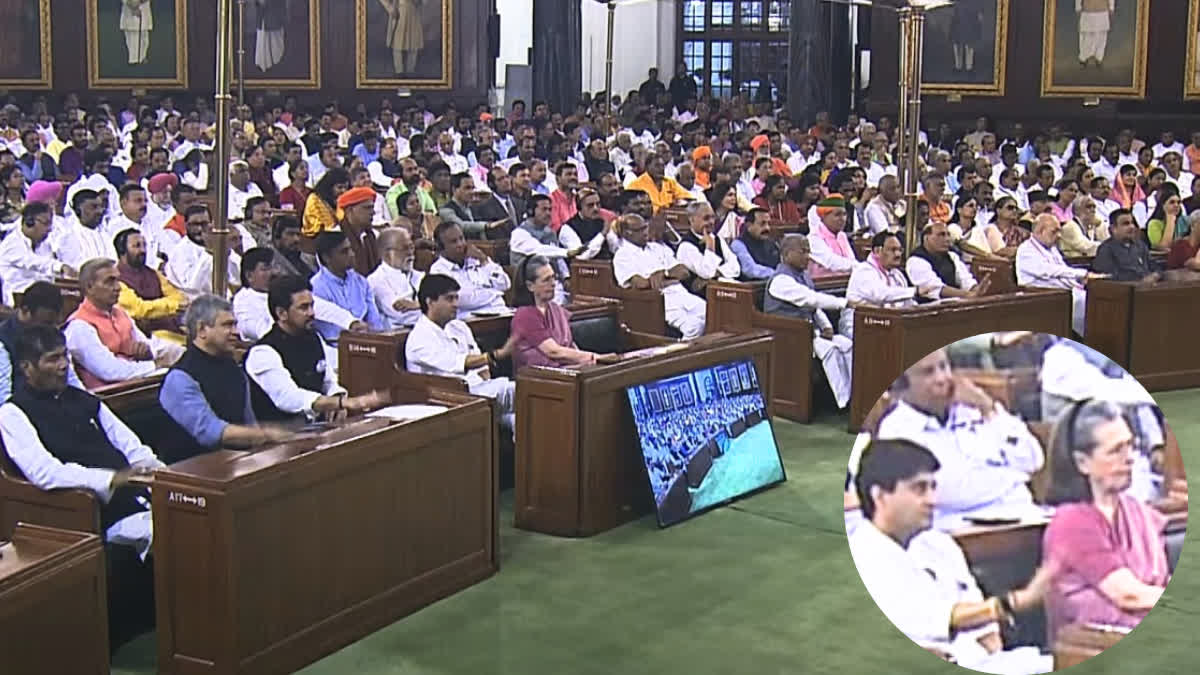 jyotiraditya scindia sitting next to Sonia Gandhi