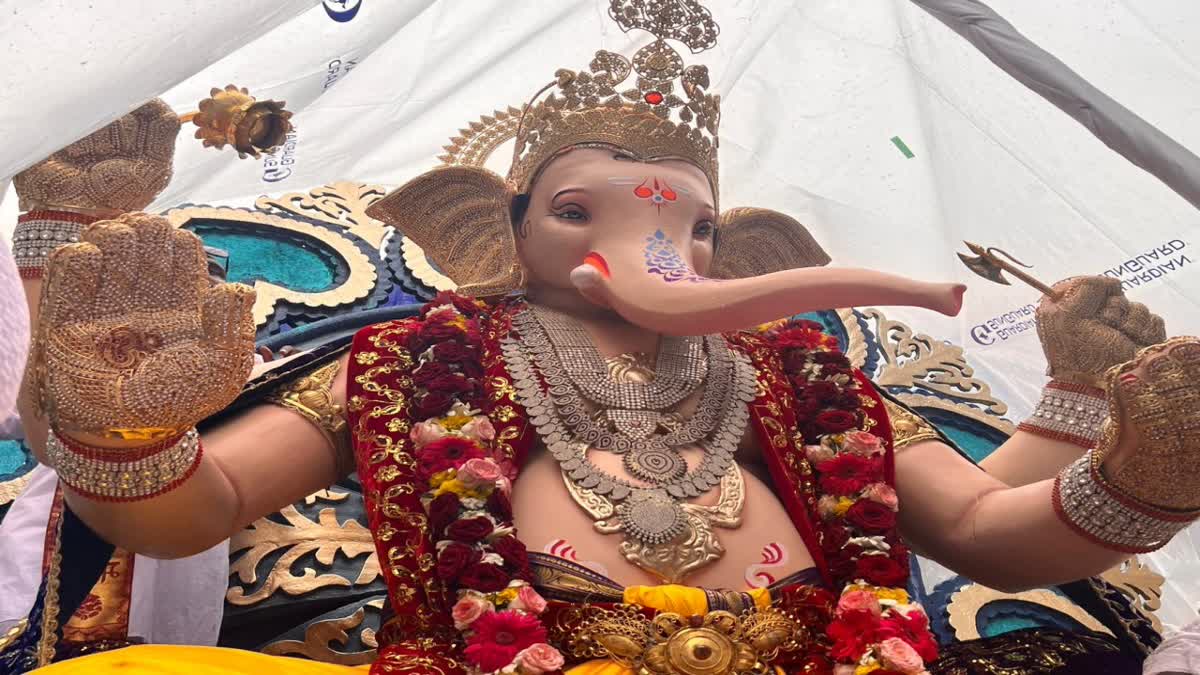 Ganesh Chaturthi 2023 : ડાયમંડ સિટી સુરતના સૌથી ધનાઢ્ય ગણેશ, 25 કિલો ચાંદી અને સોના સહિત હીરાના આભૂષણના છે માલિક