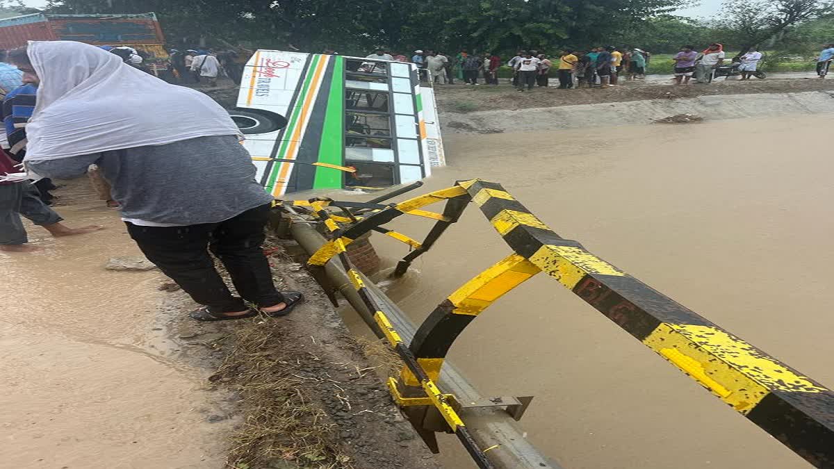 Bus Accident: ਮੁਕਤਸਰ ਰੋੜ 'ਤੇ ਸਵਾਰੀਆਂ ਨਾਲ ਭਰੀ ਬੱਸ ਨਹਿਰ 'ਚ ਡਿੱਗੀ, 2 ਲੋਕਾਂ ਦੀ ਮੌਤ ਦਾ ਖ਼ਦਸ਼ਾ