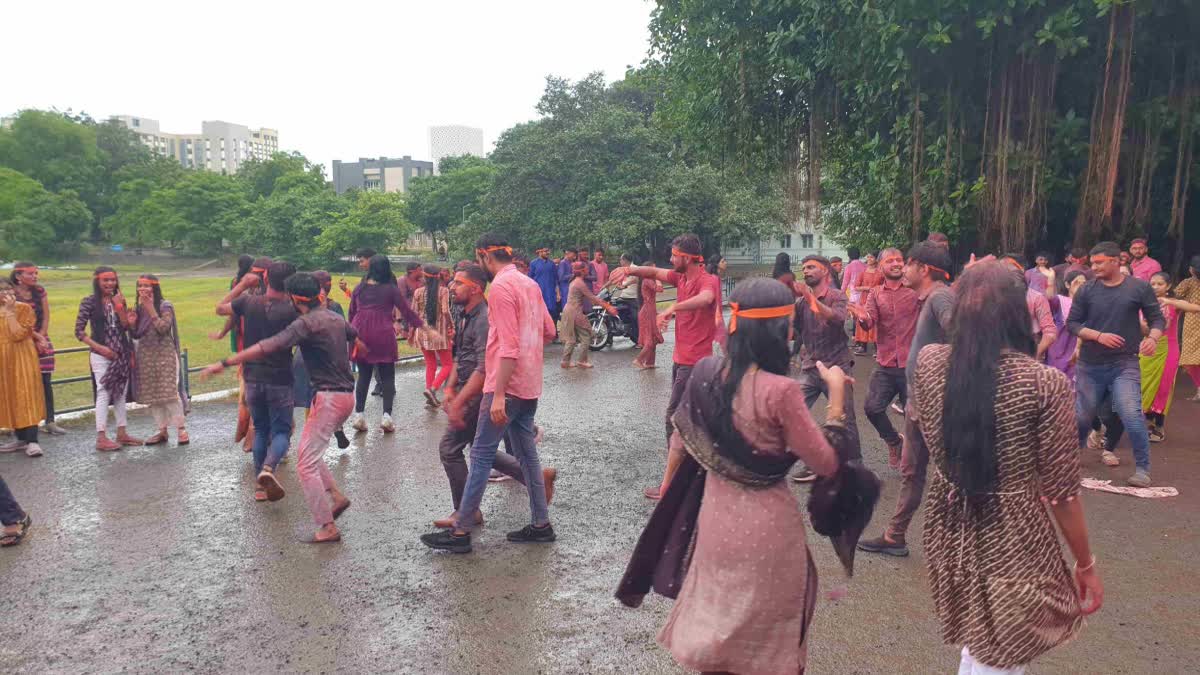 Ganesh Chaturthi in Jamnagar : આયુર્વેદિક યુનિવર્સિટીમાં આયુર્વેદ કા રાજાનું સ્થાપન, વિદેશી વિદ્યાર્થી પણ ભક્તિમાં બન્યાં લીન