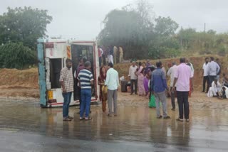 st-bus-overturns-near-raildi-patiya-in-bhuj-more-than-5-people-injured-watch-video