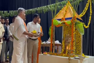 installation-of-ganesha-idol-in-the-auditorium-of-mangalore-university-by-vice-chancellor