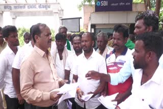 protest-in-front-of-dc-office-demanding-opening-of-liquor-shop-in-koppal