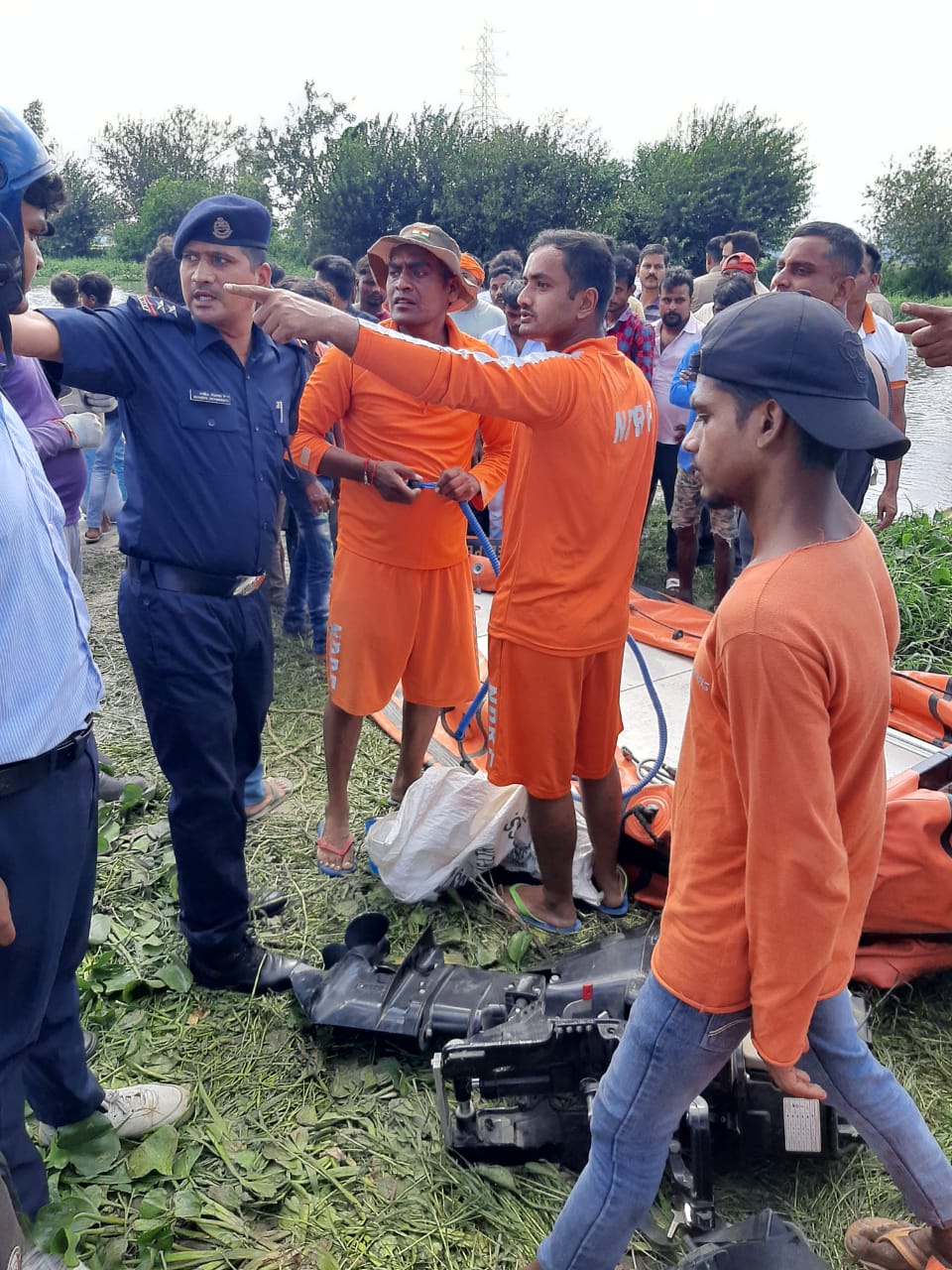 NDRF की टीम लगातार तलाशने की कोशिश कर रही