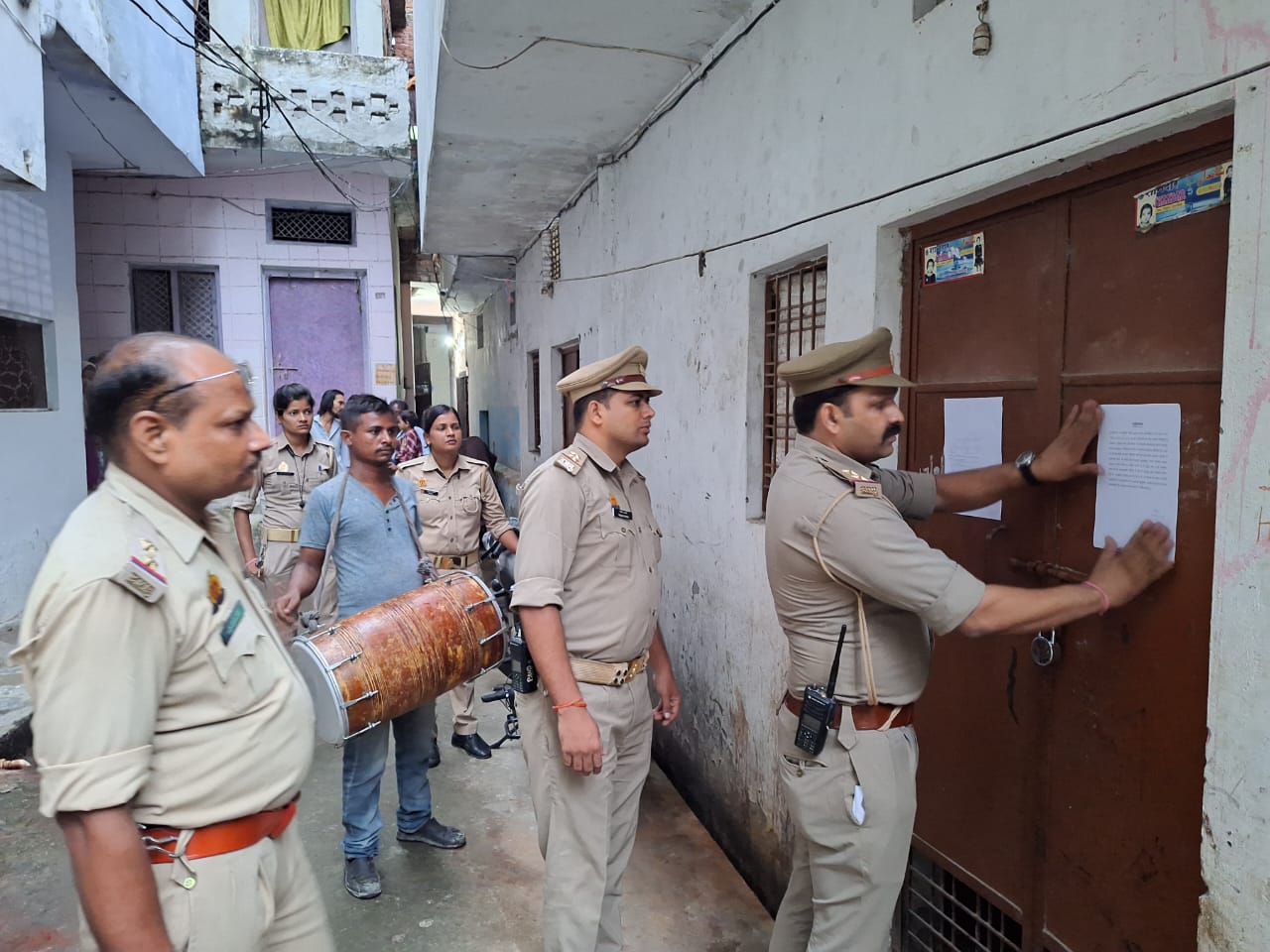 पुलिस ने घर पर चस्पा किया कुर्की का नोटिस