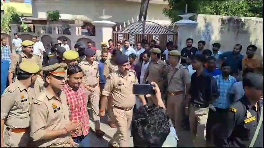 व्यापारी की हत्या के बाद घटना स्थल पर पुलिस फोर्स तैनात.