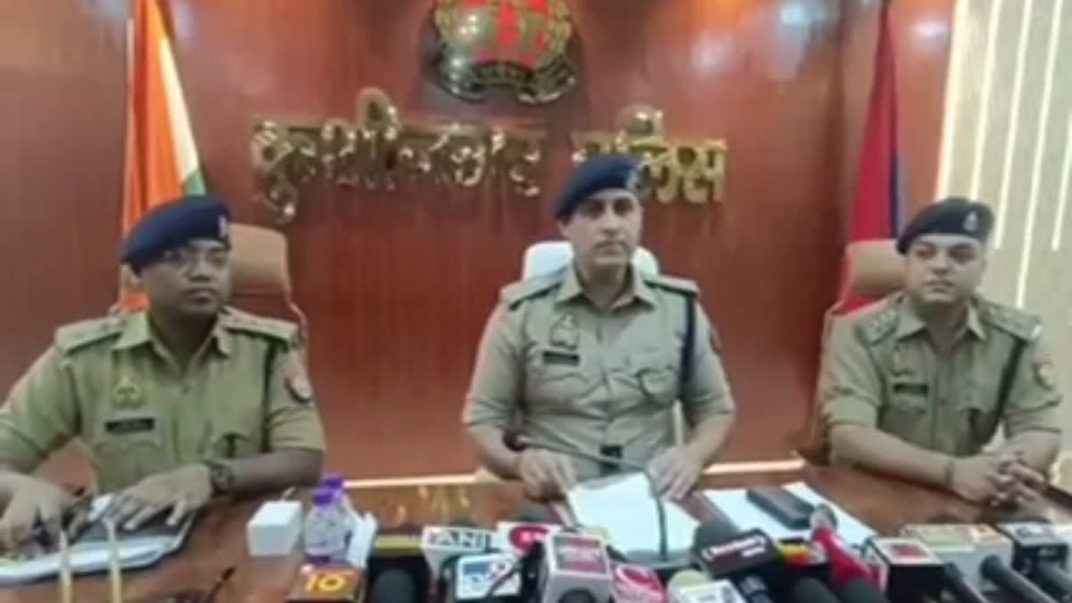 पत्रकारों को जानकारी देते पुलिस के आलाधिकारी