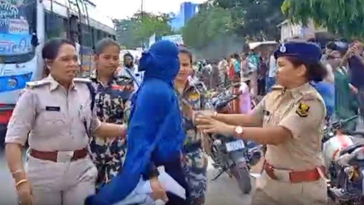 समस्तीपुर में प्रदर्शनकारियों को हटाती पुलिस