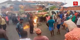 கோயம்பேடு மார்க்கெட்டில் திடீரென பற்றி எரிந்த இருசக்கர வாகனம்