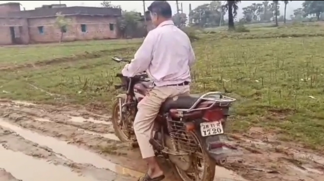 villagers protest against administration due to road construction in Koderma