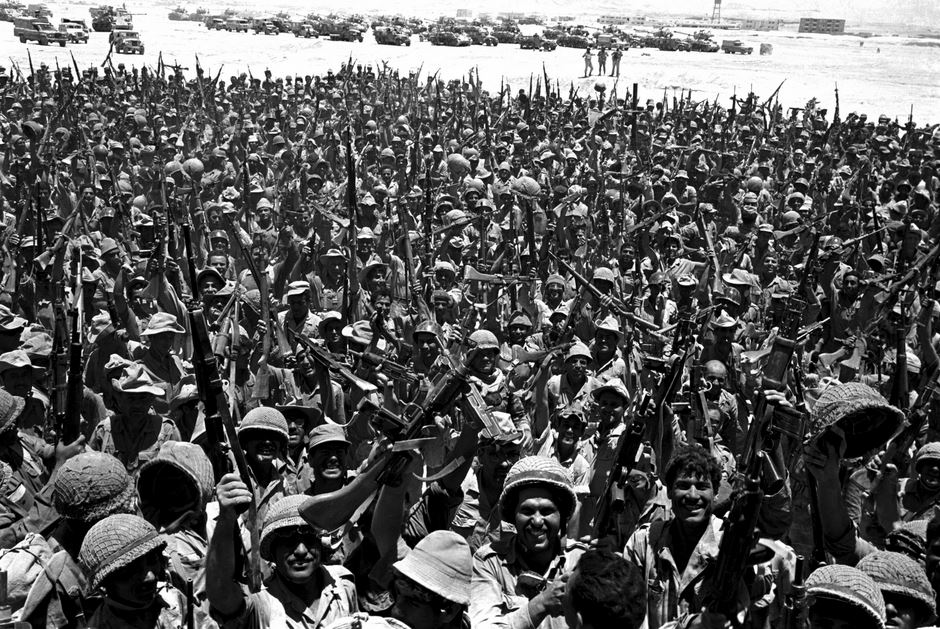 یہ 10 جون 1967 کی فائل تصویر میں چھ روزہ جنگ کے دوران مصر کے شہر سینائی میں پرجوش اسرائیلی فوجیوں کو دکھایا گیا ہے۔(اے پی)