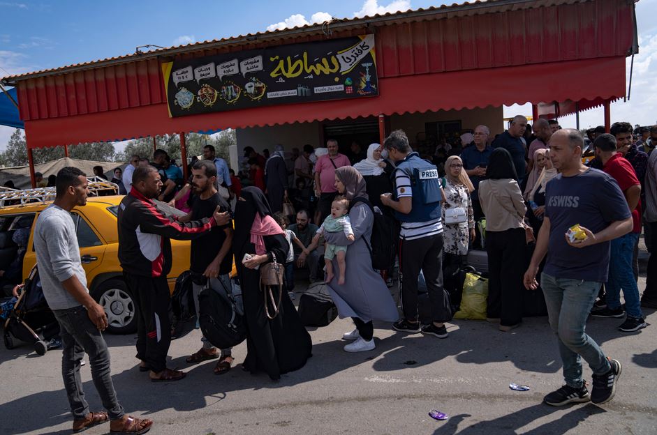 فلسطینی غزہ کی پٹی میں رفح بارڈر کراسنگ پر مصر میں داخل ہونے کا انتظار کر رہے ہیں۔ (اے پی)