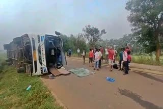 private-bus-overturned-at-hubballi