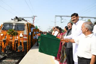 Rajkot to delhi train start
