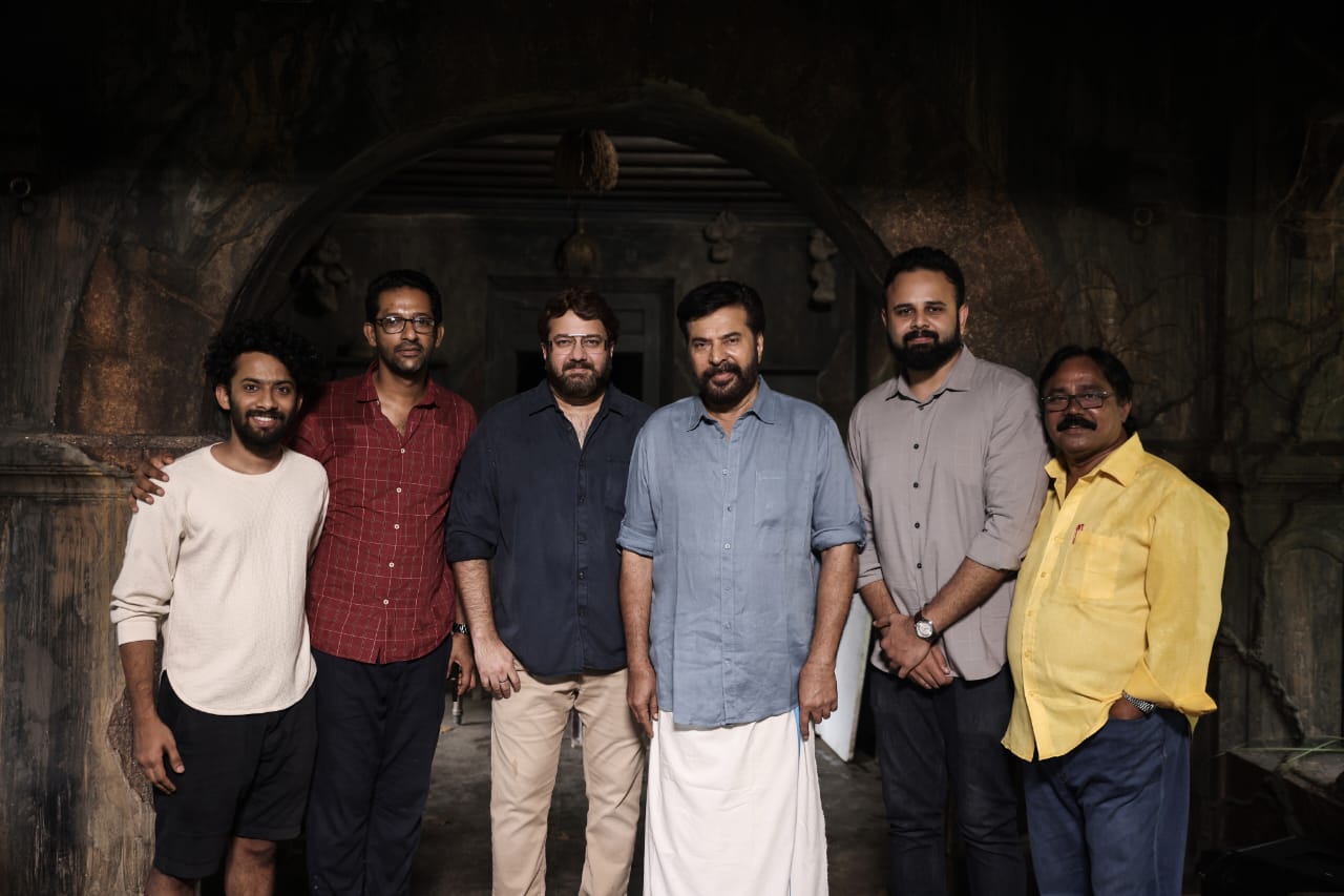 Mammootty Starrer Bramayugam Packup  Mammootty Starrer Bramayugam  Mammootty Starrer Bramayugam Shooting Completed  Bramayugam Shooting Completed  Bramayugam Packup  മമ്മൂട്ടിയുടെ ഭ്രമയുഗത്തിന് പാക്കപ്പ്  ഭ്രമയുഗത്തിന് പാക്കപ്പ്  ഭ്രമയുഗം പാക്കപ്പ്  ഭ്രമയുഗം  മമ്മൂട്ടി  Mammootty new movies  Mammootty upcoming movies