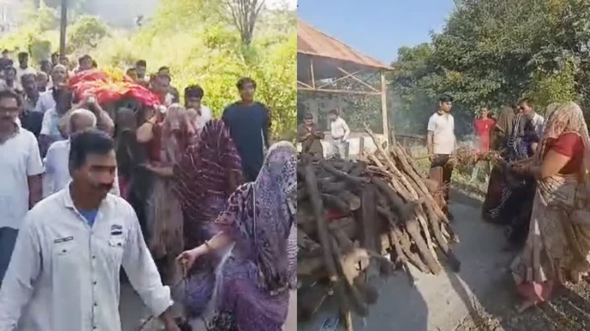 Daughters performed the last rites of their mother in Sitamau, Mandsaur