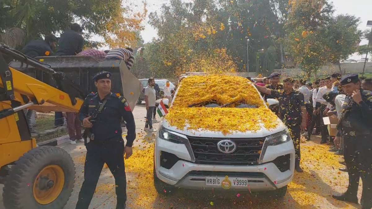 Haryana Minister Vipul Goel Flowers showered in Ambala