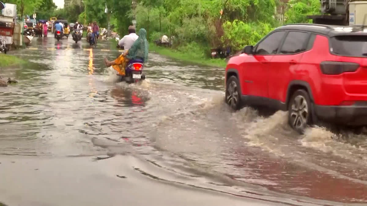 heavy_rain_in_guntur_district_road_blocked_with_flood_water