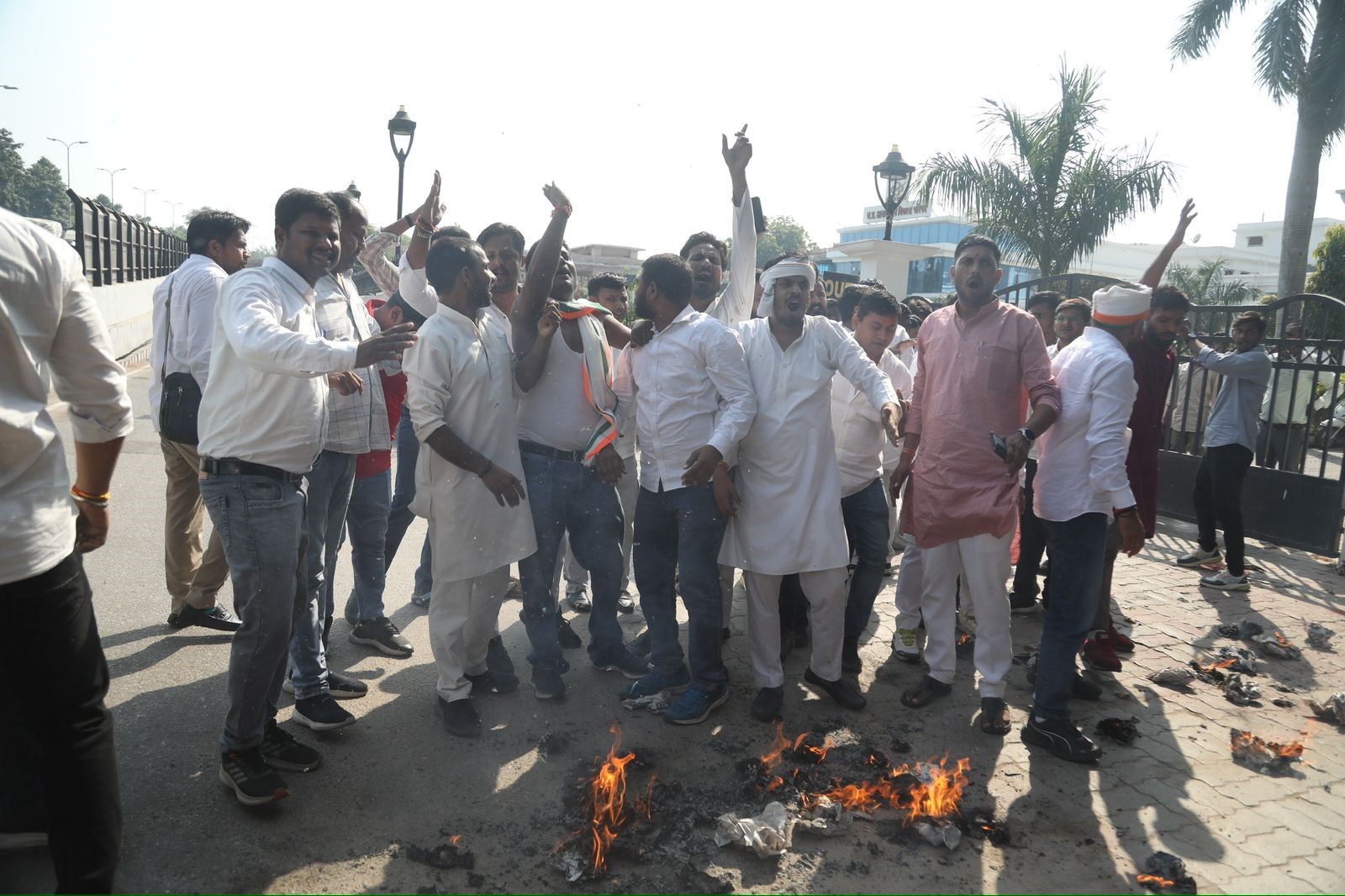 लखनऊ में विरोध प्रदर्शन करते कांग्रेसी.