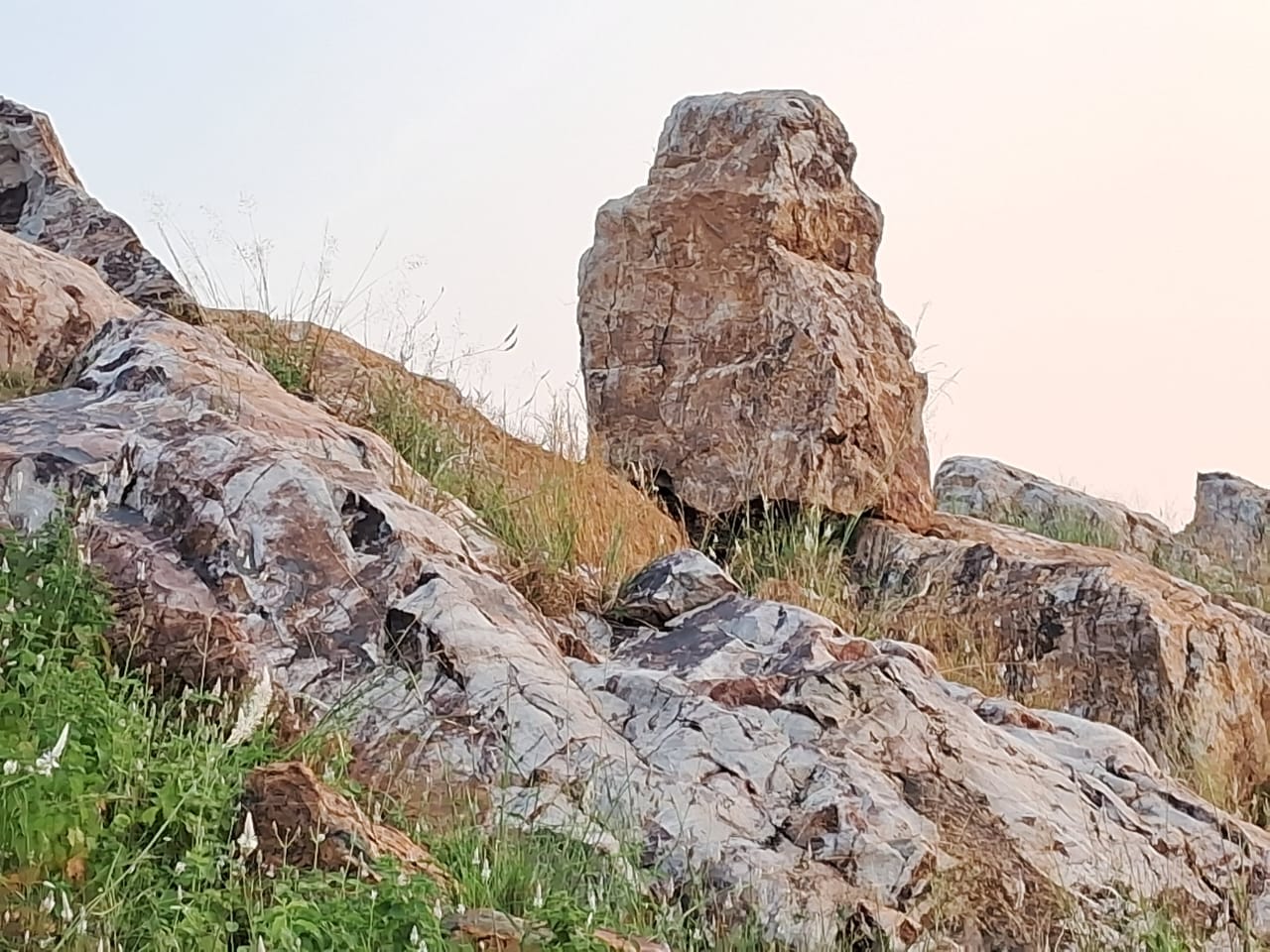 नौ हत्था बाबा का प्रतीक रूप पहाड़