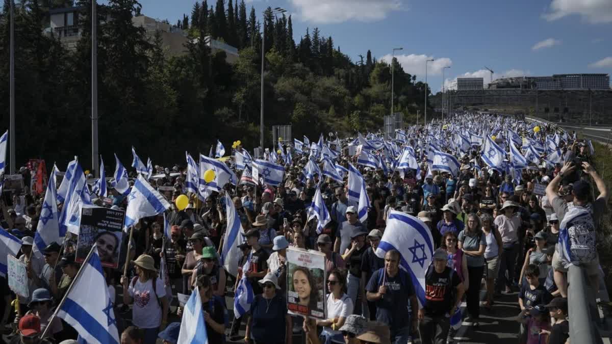 Thousands march in Jerusalem to press Israeli government to do more to free hostages held in Gaza  videos which hamas released rise concern  criticism over nethanyahus approach  hamas starts attack on october 7  israyel killes 11500  4 hostages released  israyel rescues one  ബന്ദികളുടെ ബന്ധുക്കളും സുഹൃത്തുക്കളുc റാലിയില്‍  ഇസ്രയേലിന് രണ്ട് ലക്ഷ്യങ്ങള്‍  nethanyahu refused to see protesters