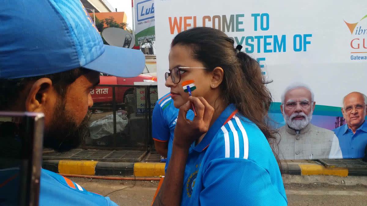 Fans wait at Narendra Modi Stadium gates since 8 am for the India Vs Aus World Cup 2023 Final