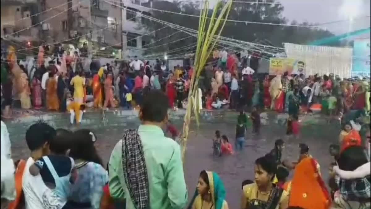 श्रद्धालुओं ने आस्था के महापर्व छठ की लगाई डुबकी