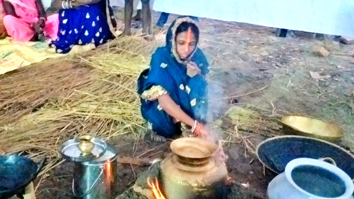 गंगा किनारे खरना का प्रसाद बनातीं व्रती