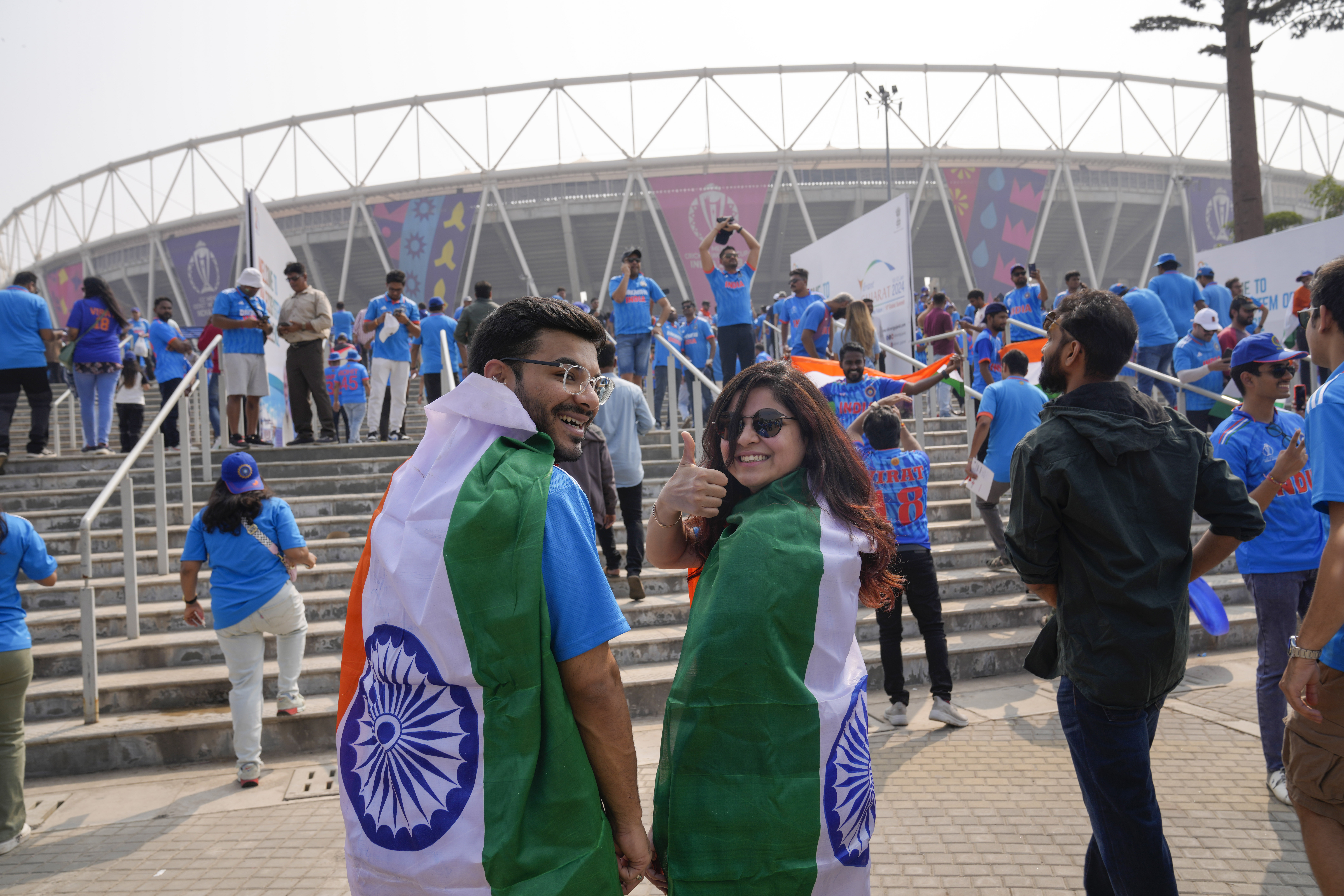 भारतीय टीम का झंड़ा लिए खुशी जाहिर करता युवा खूबसूरत कपल