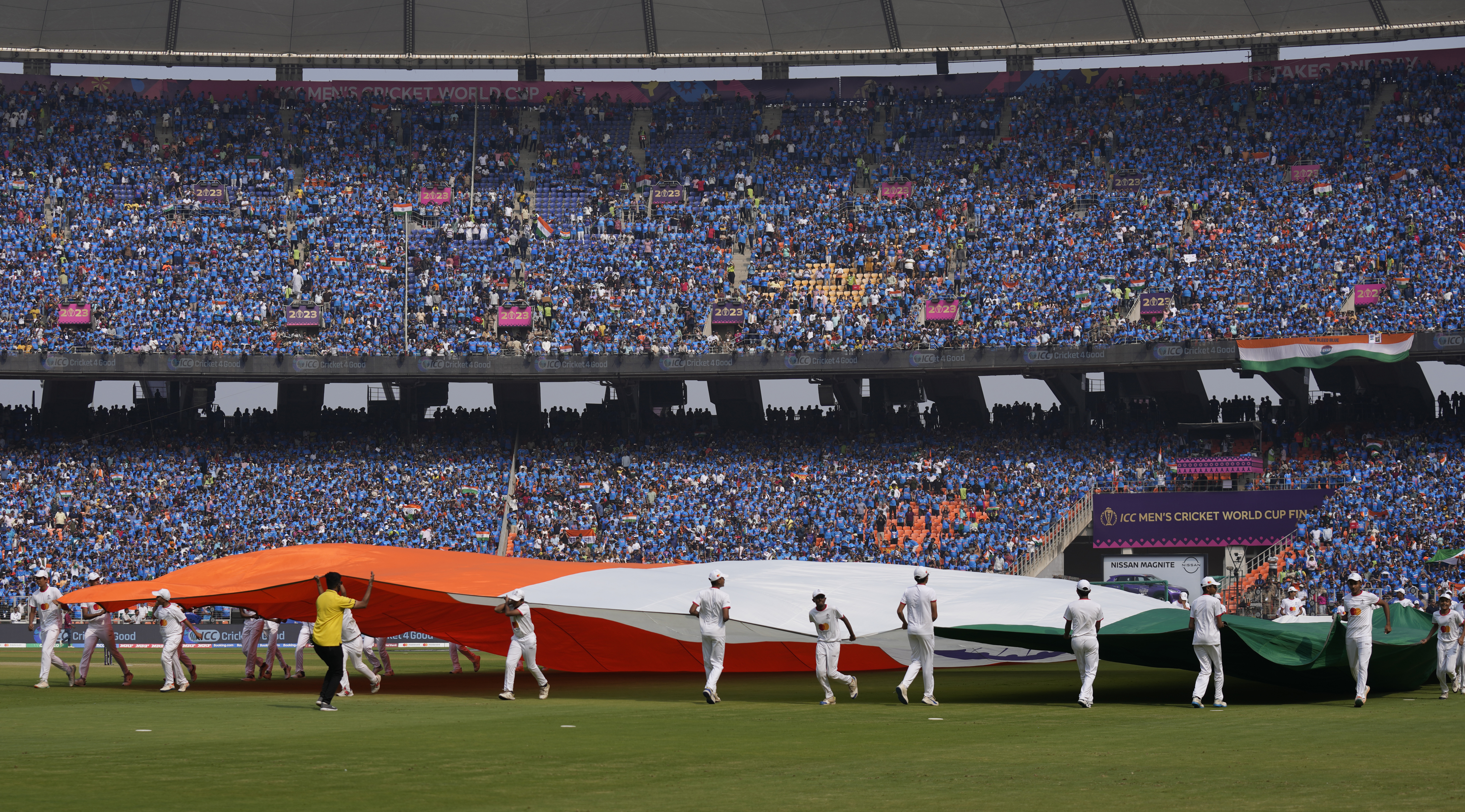 सबसे बड़ा भारतीय झंडा और पीछे भारतीय प्रशंसक