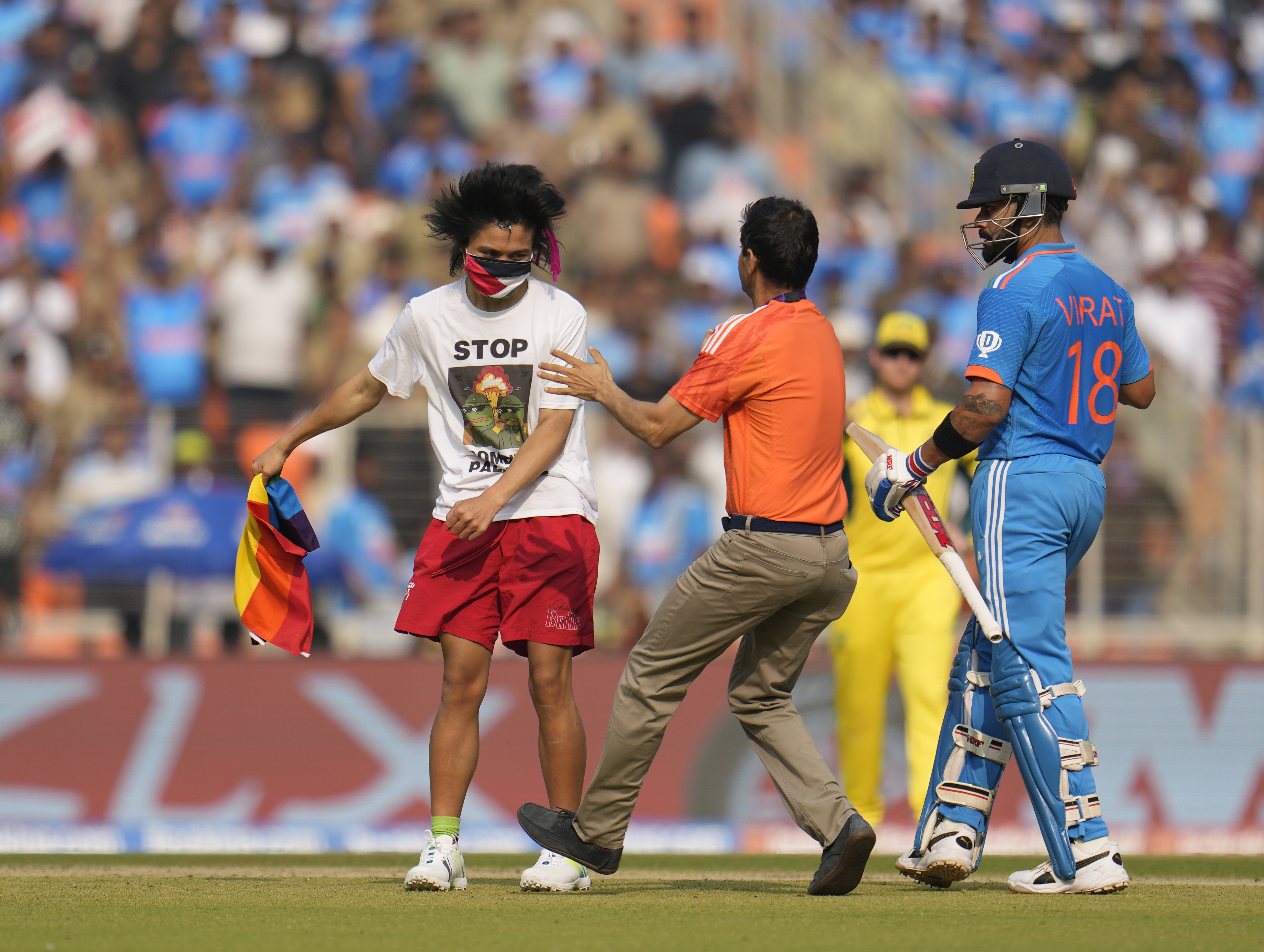 ind vs aus pitch invade