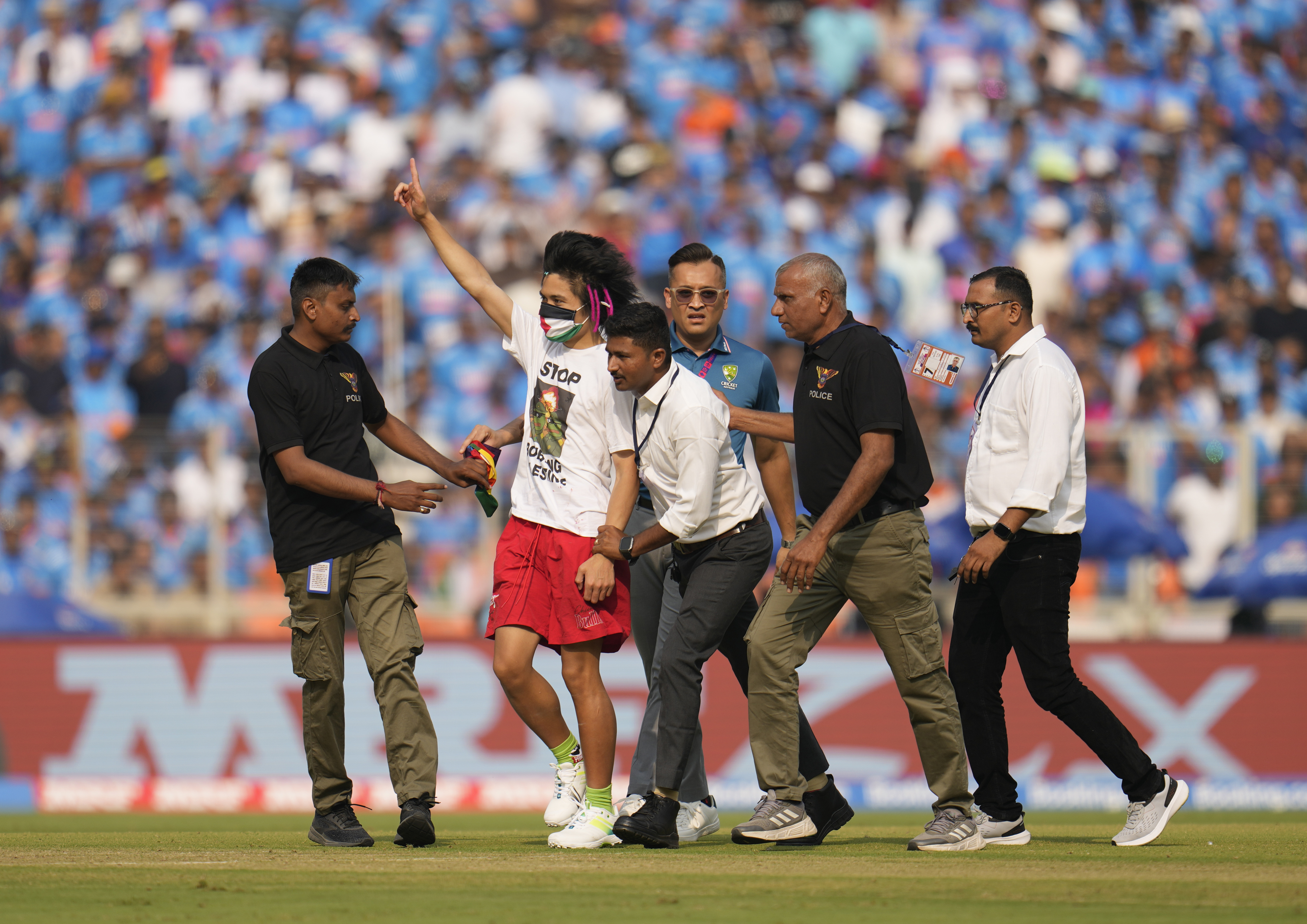 ind vs aus pitch invade