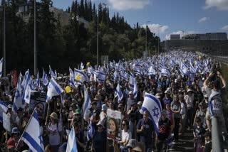 Thousands march in Jerusalem to press Israeli government to do more to free hostages held in Gaza  videos which hamas released rise concern  criticism over nethanyahus approach  hamas starts attack on october 7  israyel killes 11500  4 hostages released  israyel rescues one  ബന്ദികളുടെ ബന്ധുക്കളും സുഹൃത്തുക്കളുc റാലിയില്‍  ഇസ്രയേലിന് രണ്ട് ലക്ഷ്യങ്ങള്‍  nethanyahu refused to see protesters